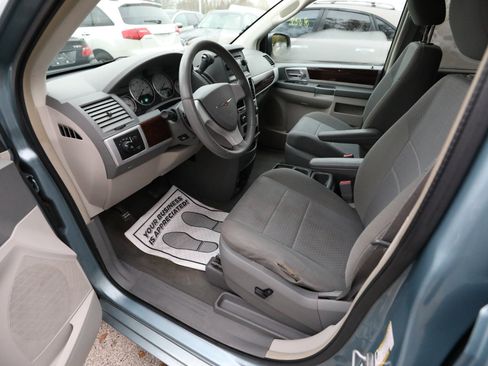 Used 2010 Chrysler Town & Country Touring image 18