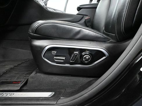 Used 2022 Jeep Grand Cherokee Overland w/ Luxury Tech Group IV image 24