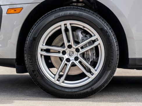 Certified 2025 Porsche Macan AWD/4WD image 15