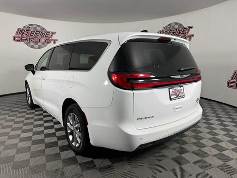 Used 2024 Chrysler Pacifica Touring-L AWD/4WD image 5