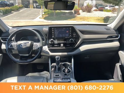 Used 2021 Toyota Highlander XLE AWD/4WD image 14