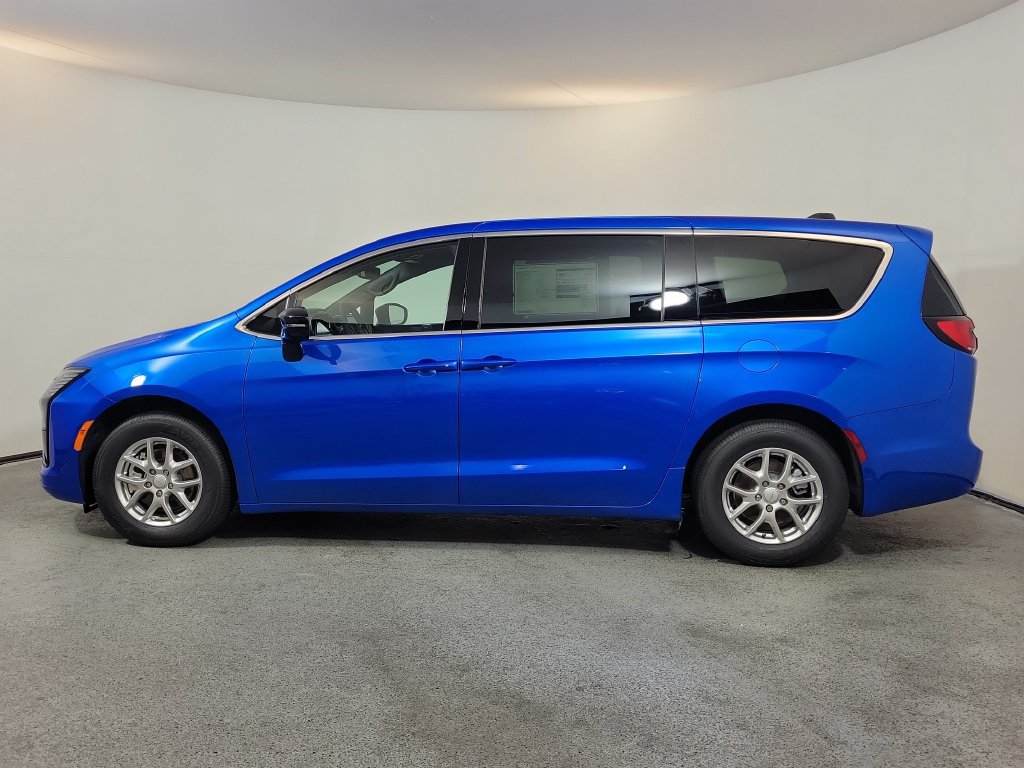 New 2027 Chrysler Pacifica Select FWD image 4