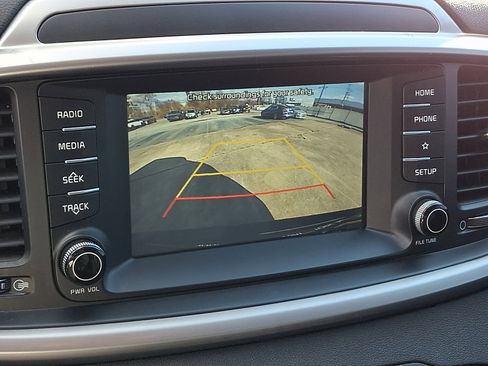 Used 2019 Kia Sorento 2.4L LX image 24