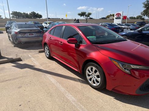 Used 2020 Toyota Corolla LE FWD image 3