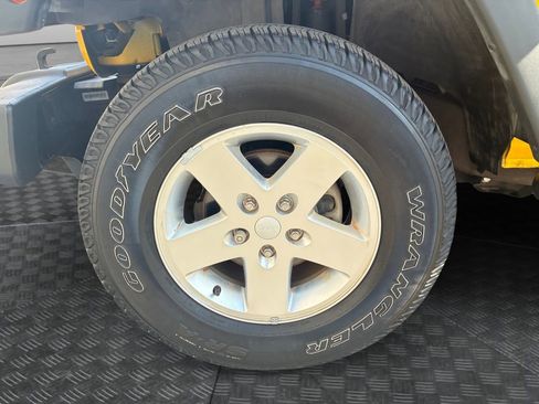 Used 2011 Jeep Wrangler Rubicon w/ PWR Convenience Group image 19