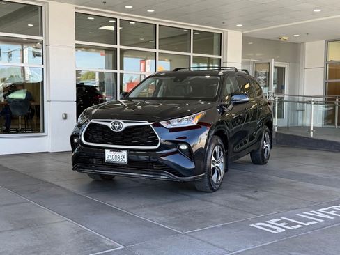 Certified 2020 Toyota Highlander XLE AWD/4WD image 2
