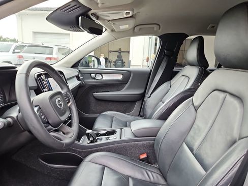 Used 2022 Volvo XC40 T5 Momentum image 21