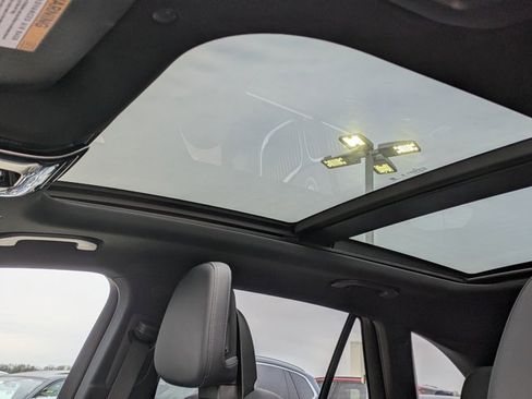 Used 2025 Mercedes-Benz GLC 300 4MATIC image 13