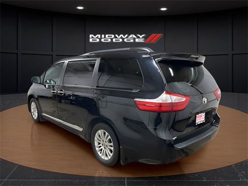 Used 2017 Toyota Sienna XLE image 3