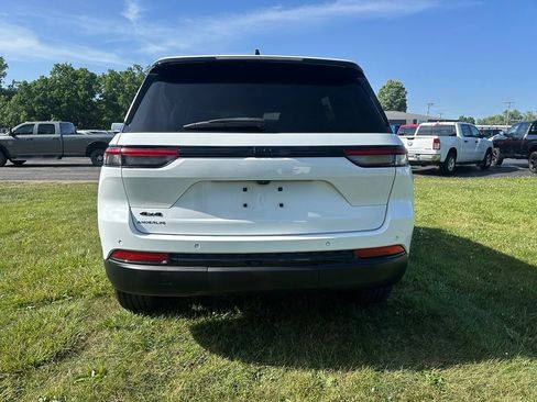 Used 2023 Jeep Grand Cherokee Altitude AWD/4WD image 4