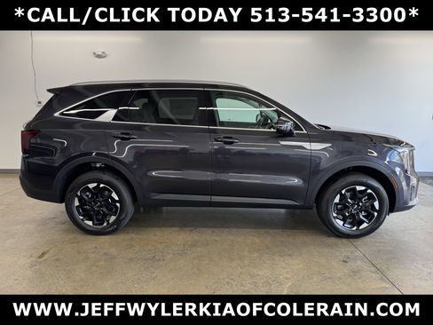 New 2025 Kia Sorento S image 2