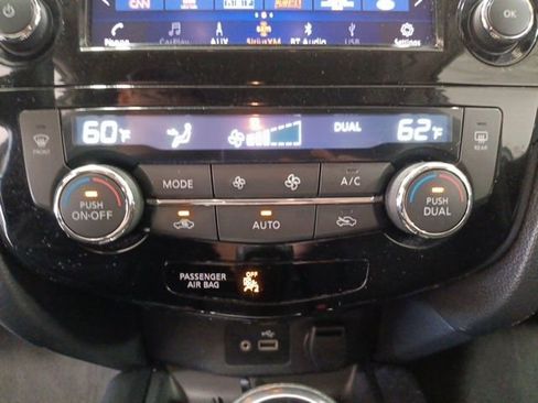 Used 2019 Nissan Rogue SV image 18