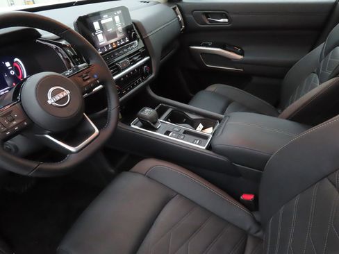 Used 2025 Nissan Pathfinder Platinum w/ Cargo Package image 21