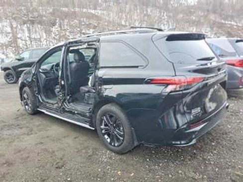 Used 2025 Toyota Sienna XSE w/ XSE Premium Package AWD/4WD image 3