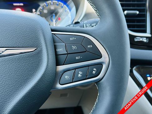 Used 2024 Chrysler Pacifica Touring-L FWD image 6