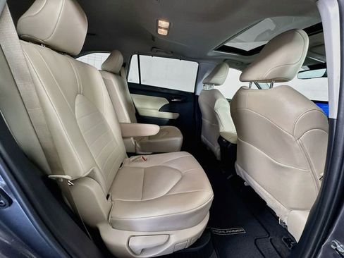 Used 2025 Toyota Highlander XLE AWD/4WD image 30