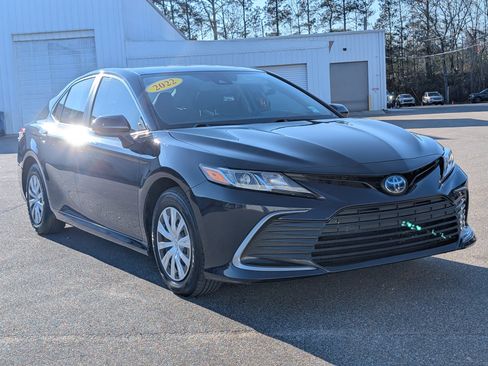 Used 2022 Toyota Camry LE image 3