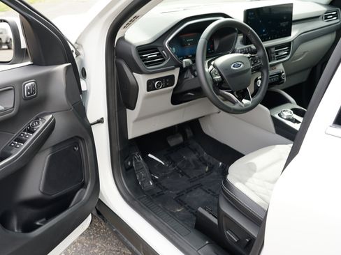 Used 2023 Ford Escape Platinum w/ Premium Technology Package image 15