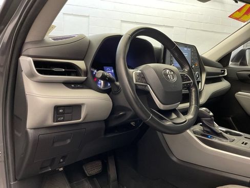 Used 2022 Toyota Highlander LE AWD/4WD image 18