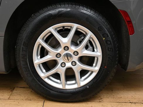 Used 2025 Chrysler Pacifica Select FWD image 12