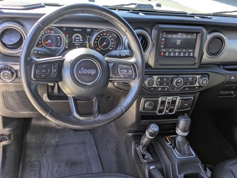 Used 2021 Jeep Gladiator Willys image 12