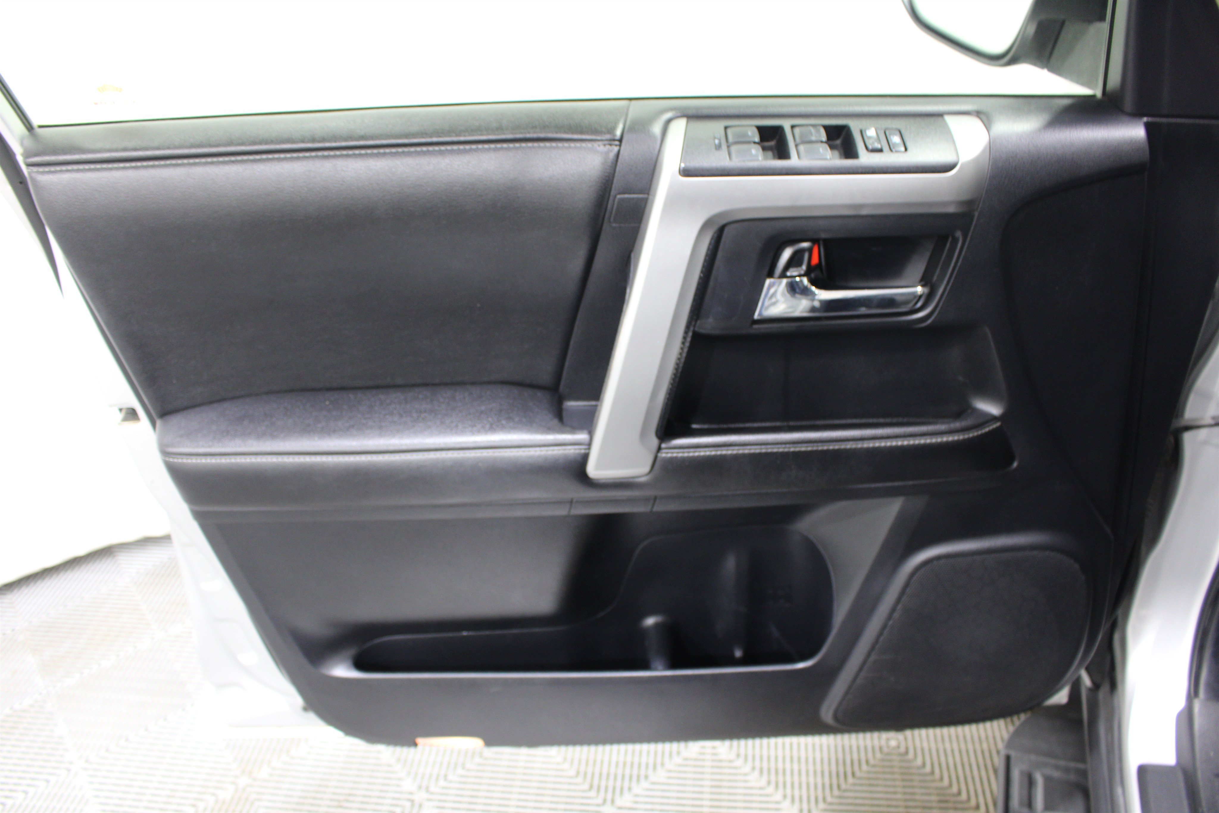 Used 2014 Toyota 4Runner SR5 AWD/4WD image 6