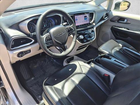 Used 2023 Chrysler Pacifica Touring-L FWD image 13
