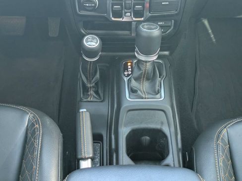 Used 2022 Jeep Wrangler Unlimited Sahara AWD/4WD image 19