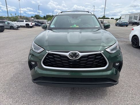 Used 2023 Toyota Highlander XLE FWD image 2