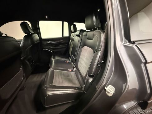 Used 2022 Jeep Grand Cherokee Altitude AWD/4WD image 8