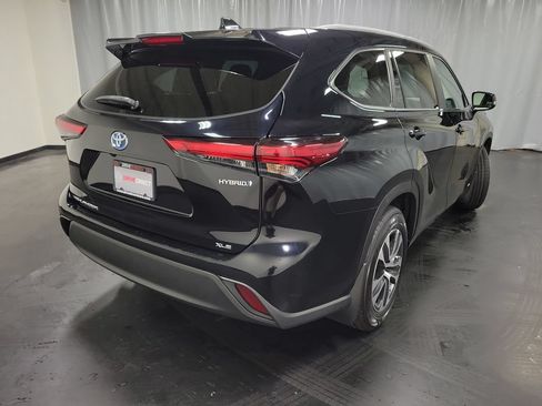 Used 2023 Toyota Highlander XLE AWD/4WD image 8