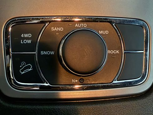 Used 2020 Jeep Grand Cherokee Limited image 27