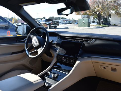 Used 2025 Jeep Grand Cherokee Limited w/ Luxury Tech Group II image 32