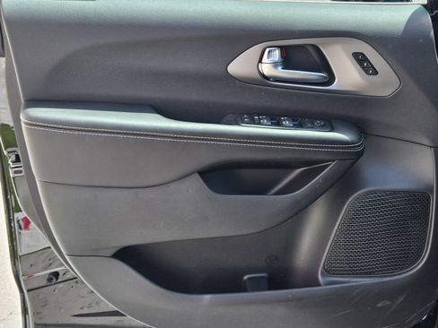 New 2027 Chrysler Pacifica Select FWD image 15
