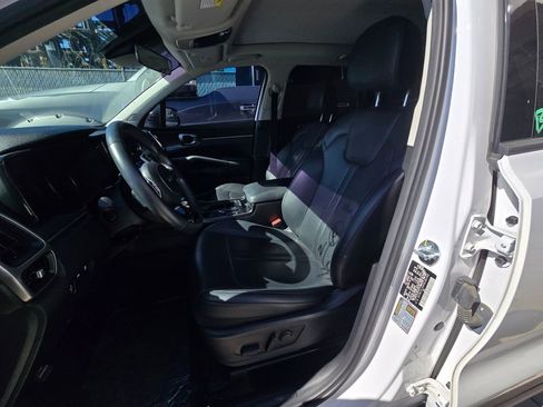 Used 2023 Kia Sorento S image 11
