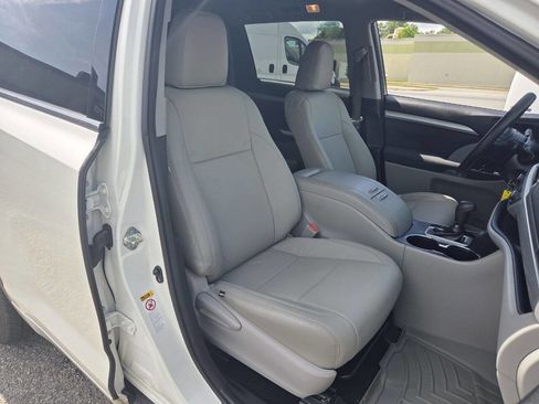 Used 2017 Toyota Highlander LE FWD image 10