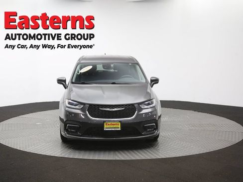 Used 2022 Chrysler Pacifica Touring-L w/ Uconnect Theater Family Group FWD image 53