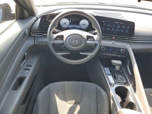 Used 2025 Hyundai Elantra SEL FWD image 31