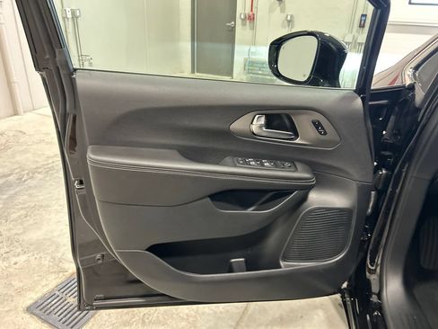 New 2027 Chrysler Pacifica Select FWD image 15