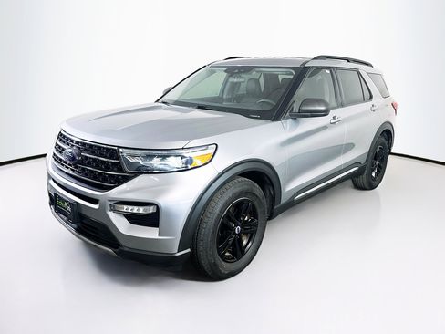 Used 2022 Ford Explorer XLT w/ Equipment Group 202A image 3