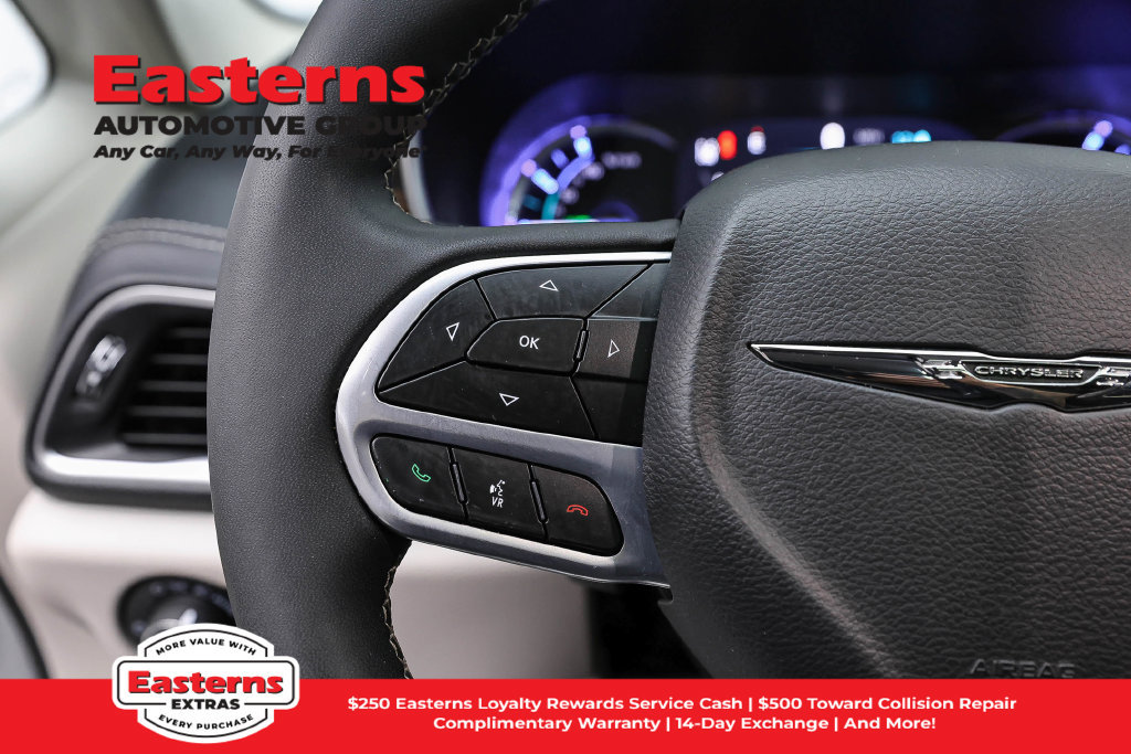 Used 2023 Chrysler Pacifica Limited FWD image 16
