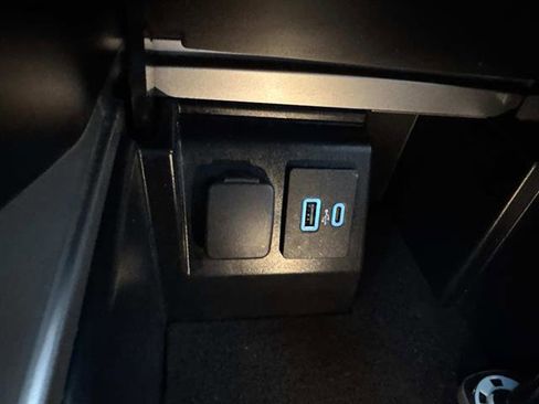 Used 2022 Ford Explorer XLT image 19