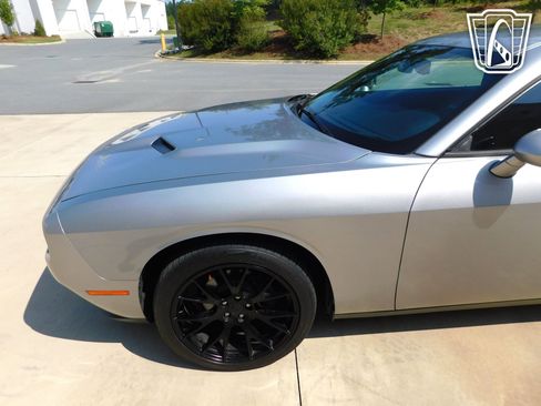 Used 2015 Dodge Challenger SXT w/ Driver Convenience Group RWD image 11