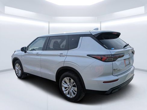 Used 2025 Mitsubishi Outlander ES FWD image 5