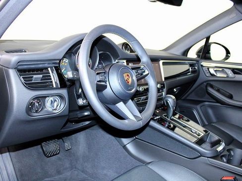 Certified 2025 Porsche Macan image 4