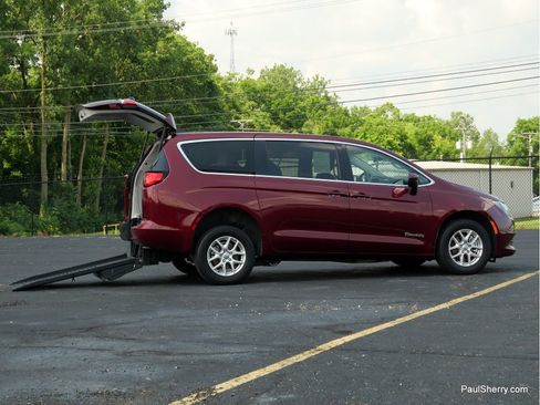 Used 2023 Chrysler Voyager LX image 10