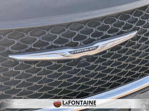 Used 2024 Chrysler Pacifica Touring-L image 9