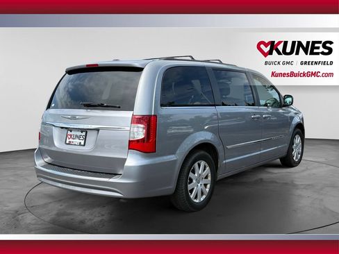 Used 2014 Chrysler Town & Country Touring FWD image 9