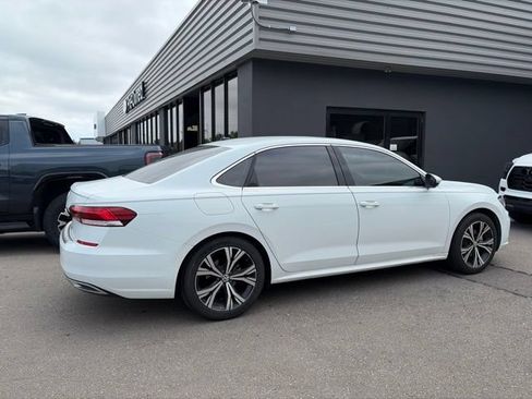 Used 2021 Volkswagen Passat 2.0T SE FWD image 3