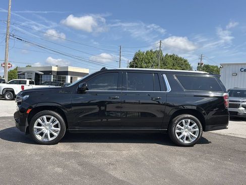 Used 2022 Chevrolet Suburban High Country RWD image 2